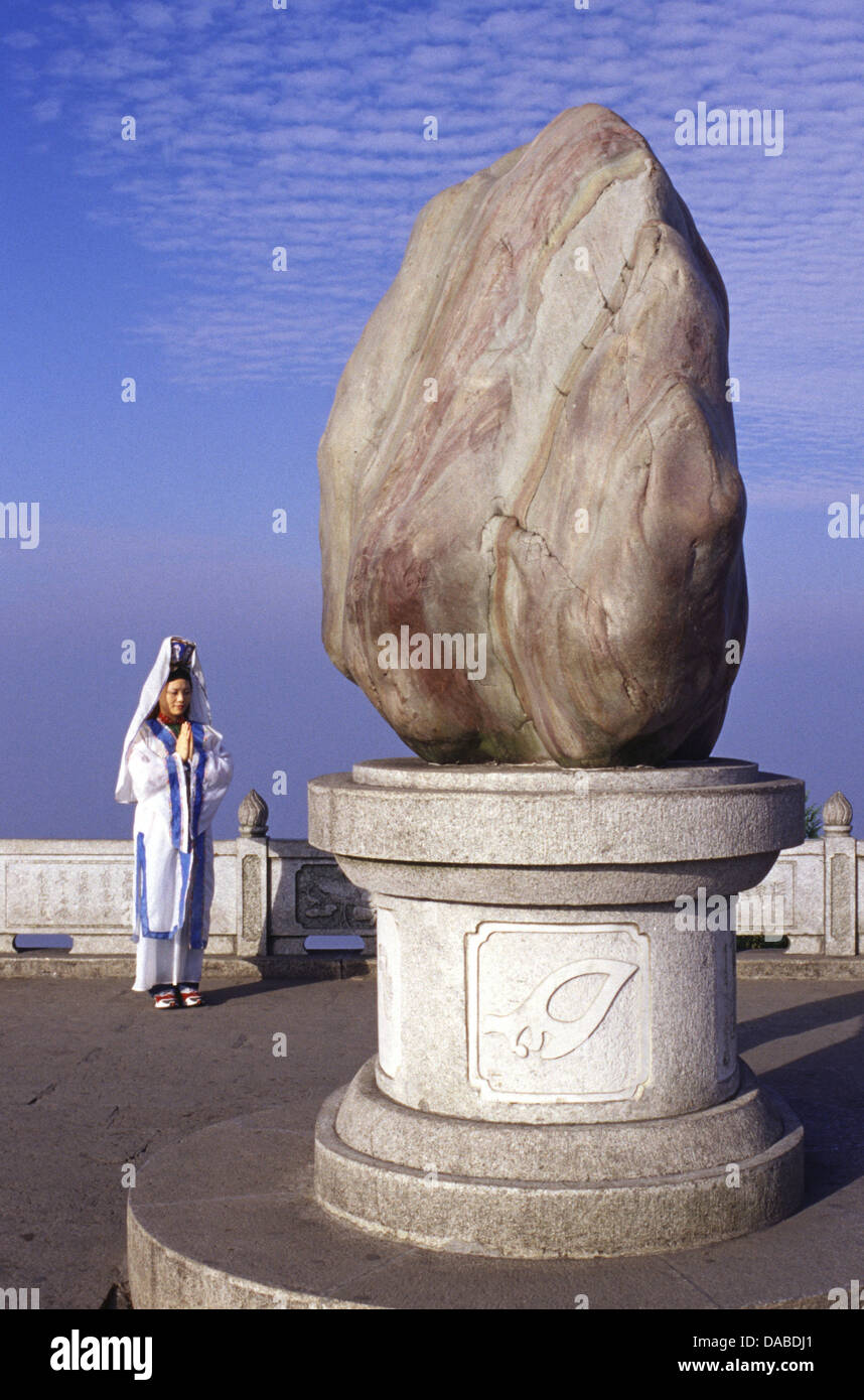 Chinesische Frau in Gebetsstellung vor einem Steindenkmal am Gipfel des Wishing for Harmony des Hengshan Berges, der auch als Nanyue (der Südberg) bezeichnet wird, steht als einer von Chinas fünf heiligen buddhistischen und taoistischen Bergen, die in der Geschichte Chinas verehrt wurden Stockfoto Chinesische Frau in Gebetsstellung vor einem Steindenkmal am Gipfel des Wishing for Harmony des Hengshan Berges, der auch als Nanyue (der Südberg) bezeichnet wird, steht als einer von Chinas fünf heiligen buddhistischen und taoistischen Bergen, die in der Geschichte Chinas verehrt wurden Stockfoto