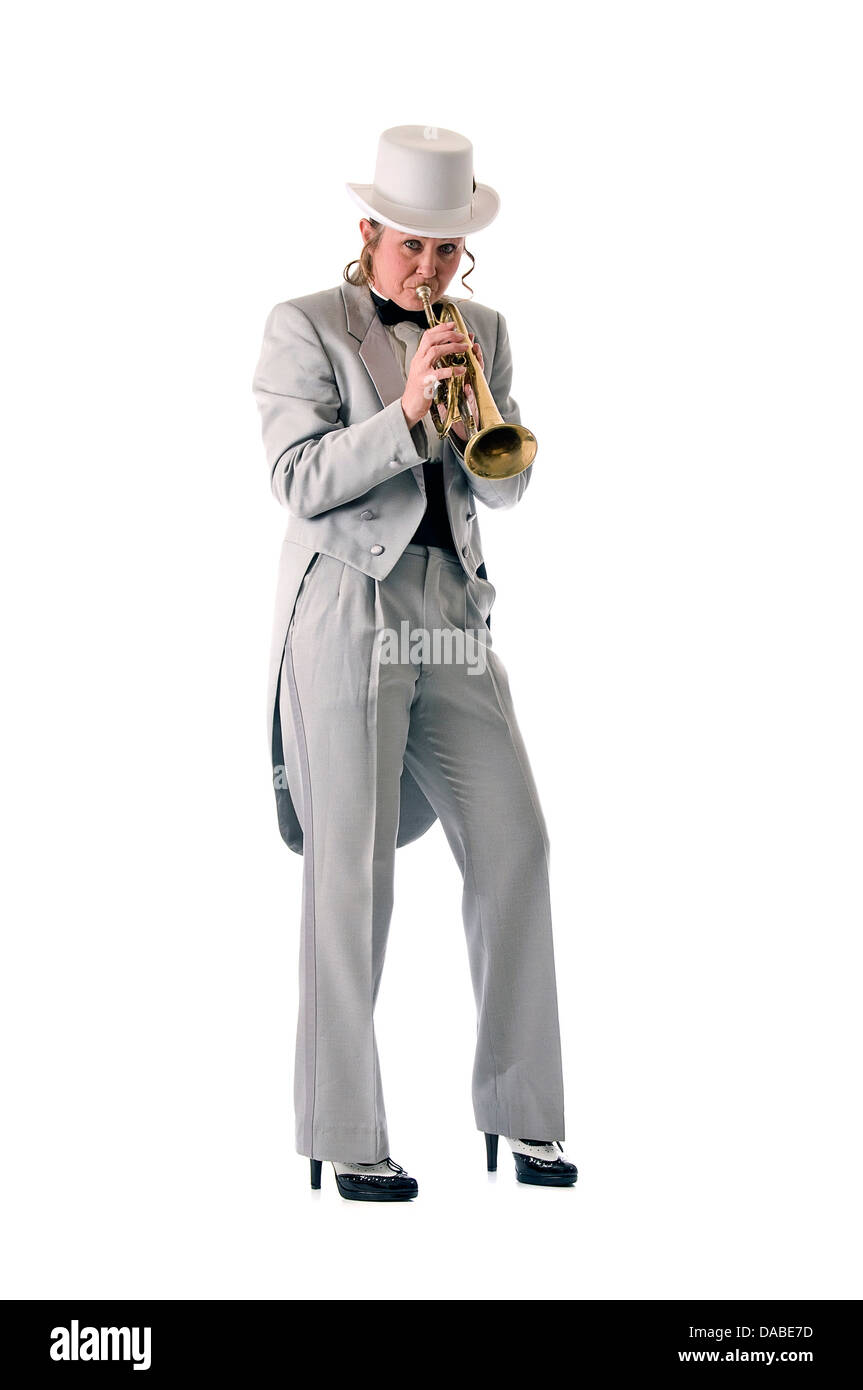 Hübsche Frau, die eine Trompete zu spielen Stockfoto