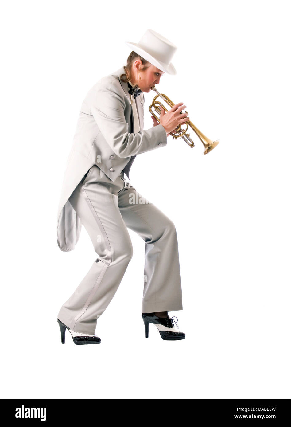 Hübsche Frau, die eine Trompete zu spielen Stockfoto