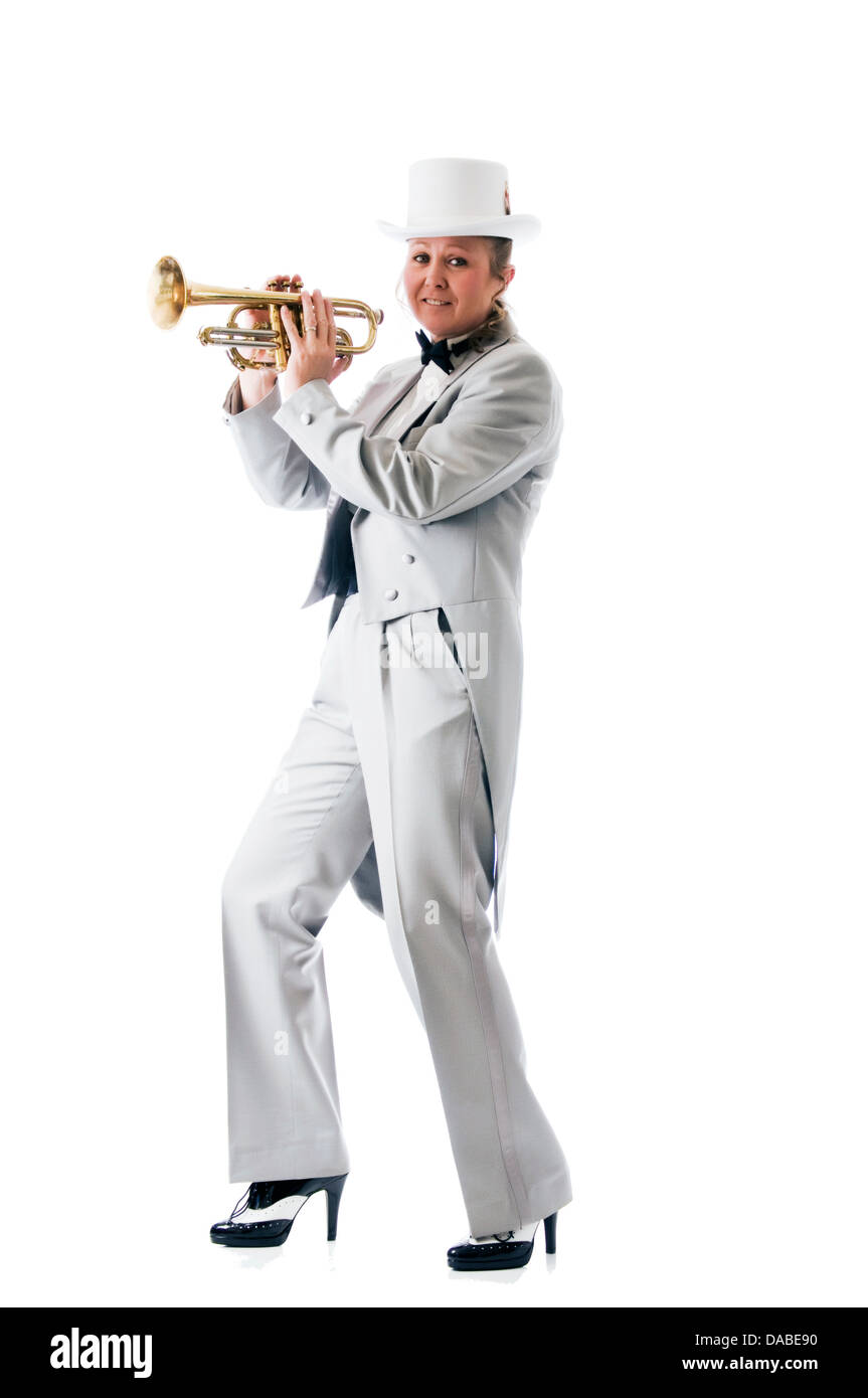 Hübsche Frau, die eine Trompete zu spielen Stockfoto
