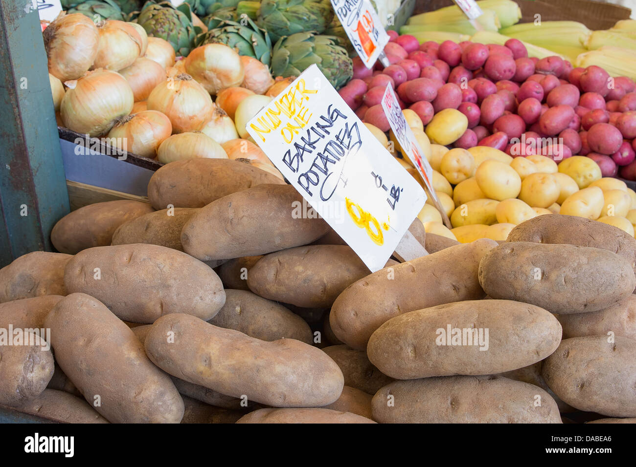 Backen Kartoffeln Zwiebeln Artischocken Gemüse Stall Display mit Zeichen am Bauernmarkt Stockfoto