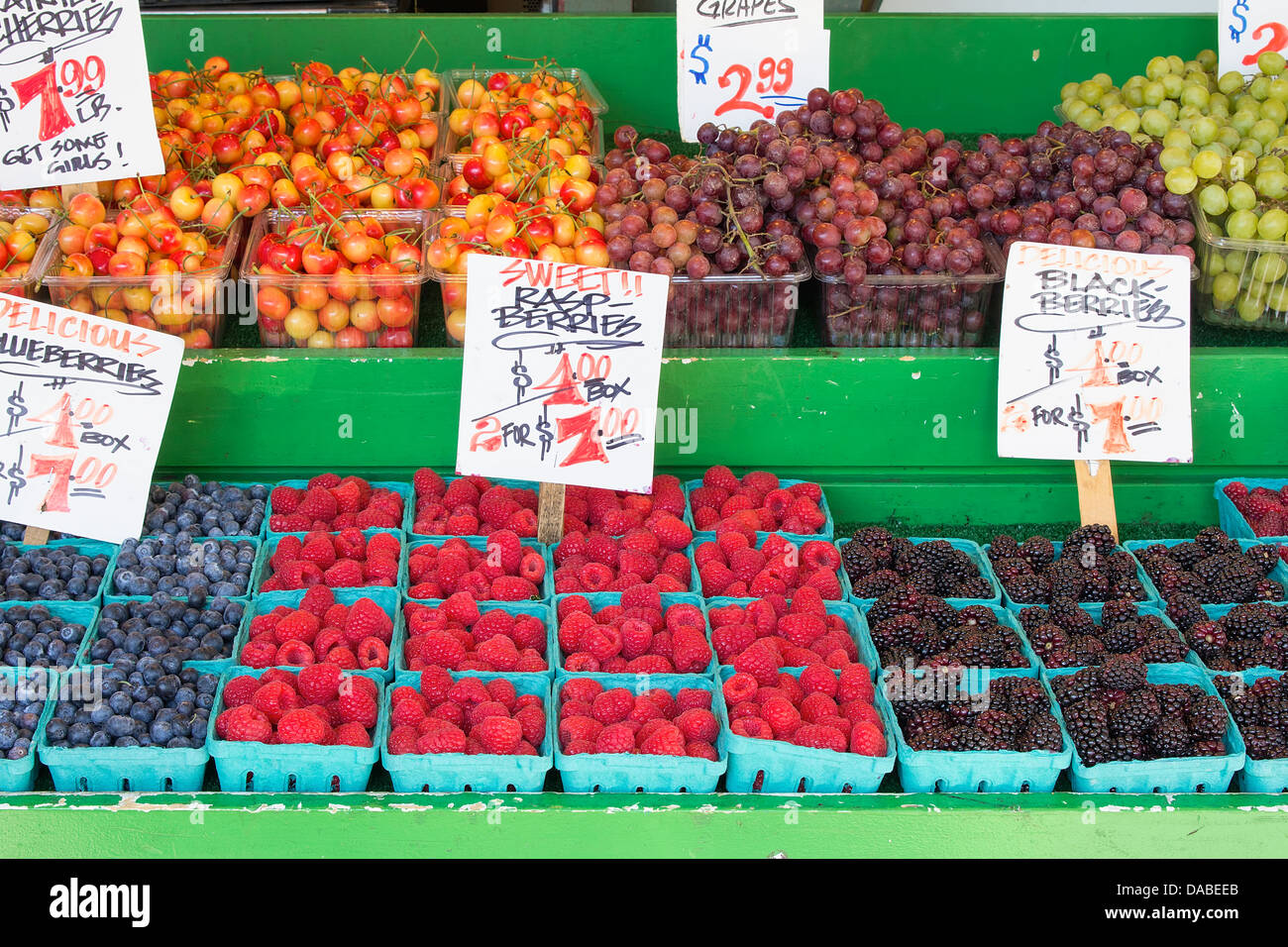 Heidelbeeren Himbeeren Trauben Kirschen Brombeeren Display mit Beschilderung bei Obst und Gemüse Stand Stockfoto