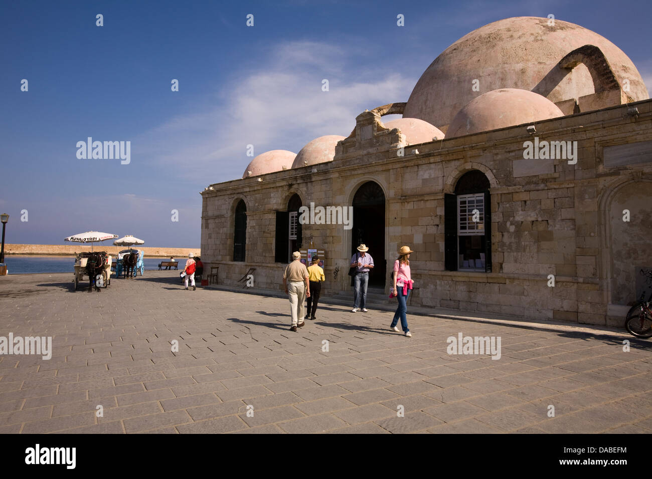 Eine osmanischen Moschee dient heute als ein Besucherzentrum in der alten venezianischen Hafen von Chania, Kreta, Griechenland. Stockfoto