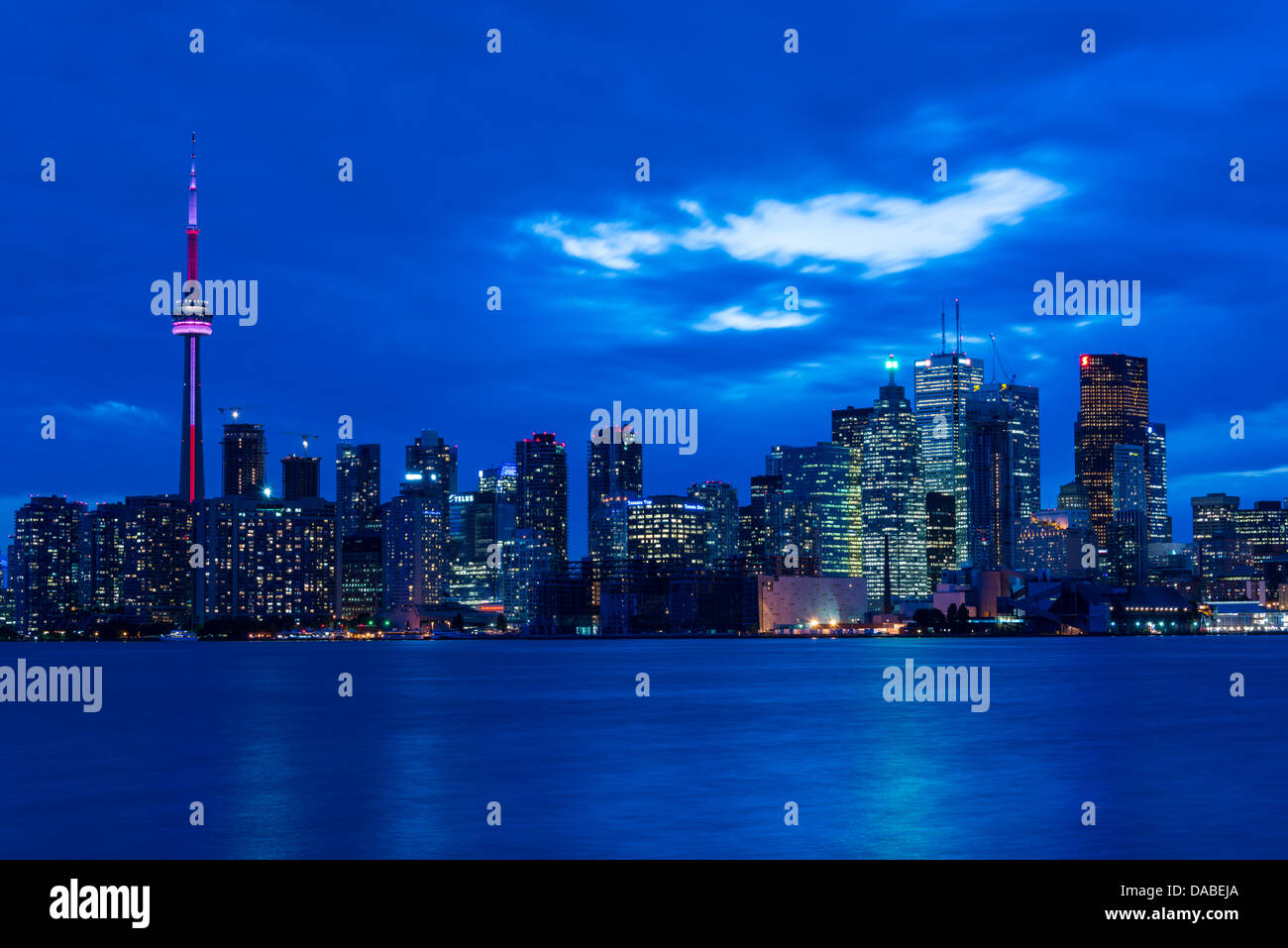 Skyline in der Abenddämmerung aus Wards Insel, Toronto Island Park, Toronto, Ontario, Kanada. Stockfoto