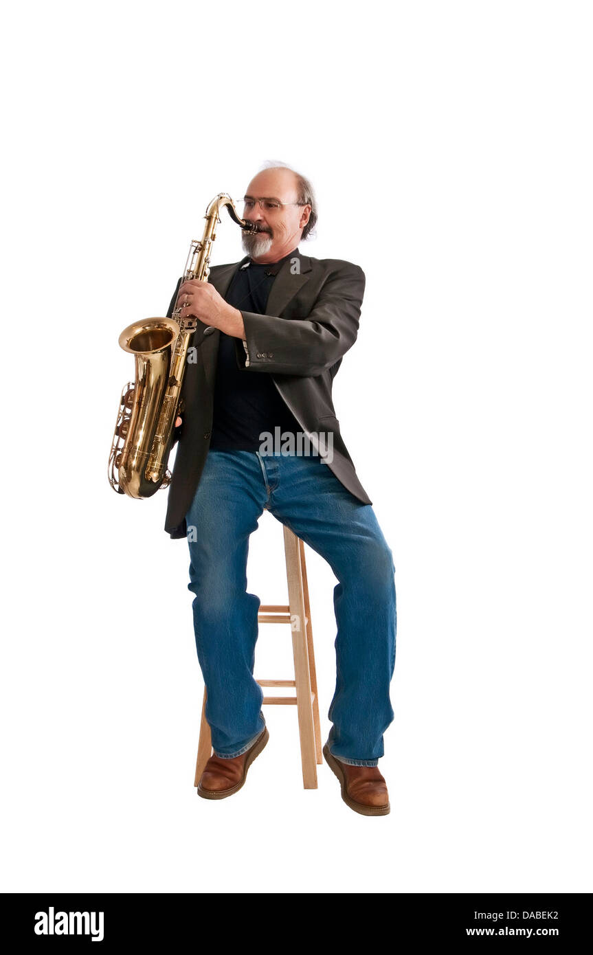 Männchen ein Tenorsaxophon isoliert auf einem weißen Hintergrund. Stockfoto