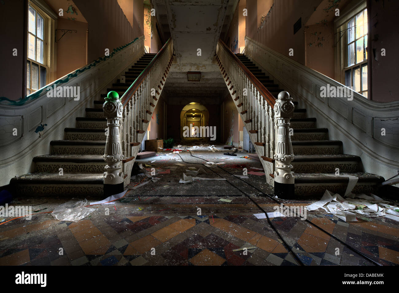 Haupteingang Treppe im Inneren der verlassenen Greystone psychiatrischen Klinik Stockfoto