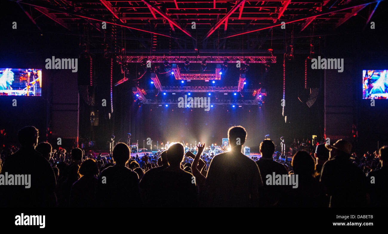 Publikum bei einem Konzert jubeln Stockfoto