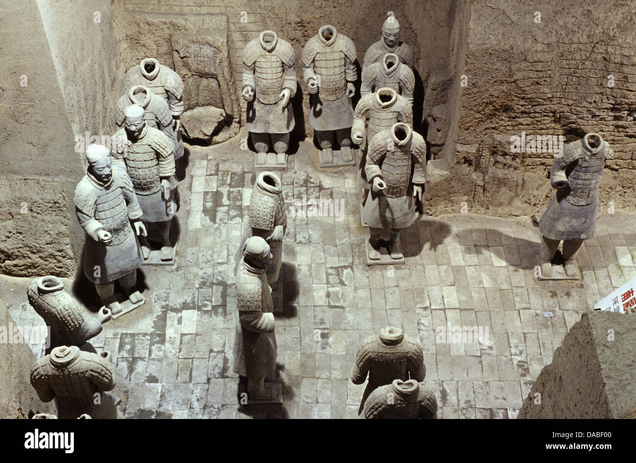 Headless Infanteristen Skulpturen der Terrakotta Armee aus ca. Ende des dritten Jahrhunderts v. Chr., die die Armeen von Qin Shi Huang, dem ersten Kaiser von China in Lintong Bezirk in Xi'an, die Hauptstadt der Provinz Shaanxi, China Stockfoto