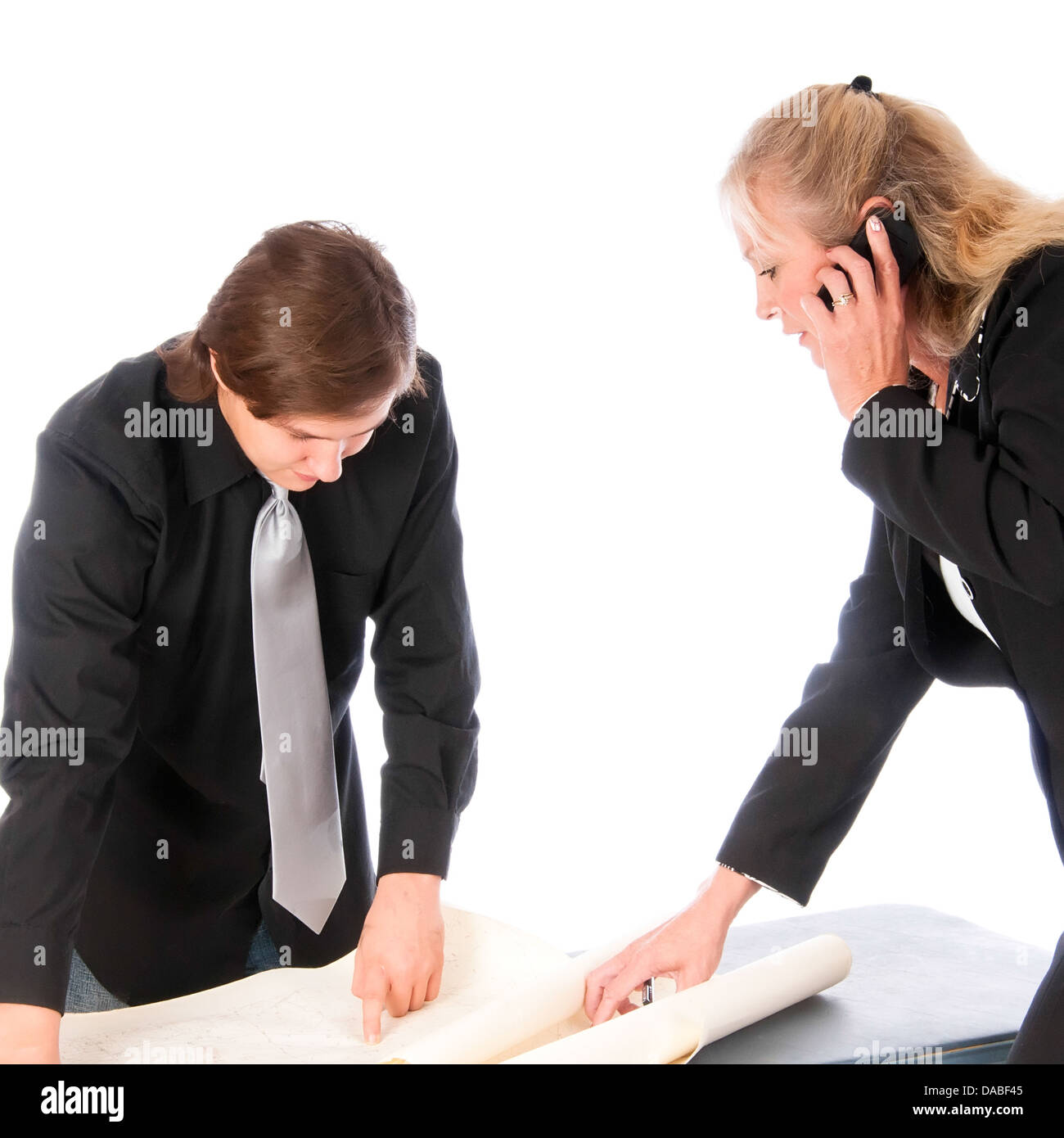 Frau-Manager zeigt eine Position auf einer Topo-Karte an einem jungen Kollegen Stockfoto