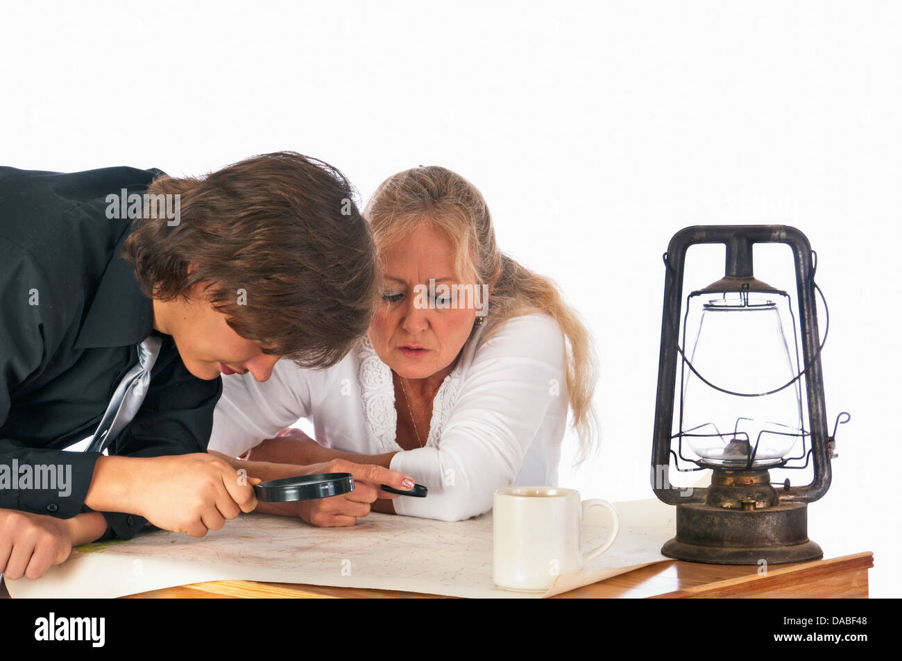 Zwei moderne Schatzsucher studieren eine Topo-Karte, um Hinweise auf die Lage des wertvollen Schatz zu finden. Isoliert auf weißem Hintergrund Stockfoto