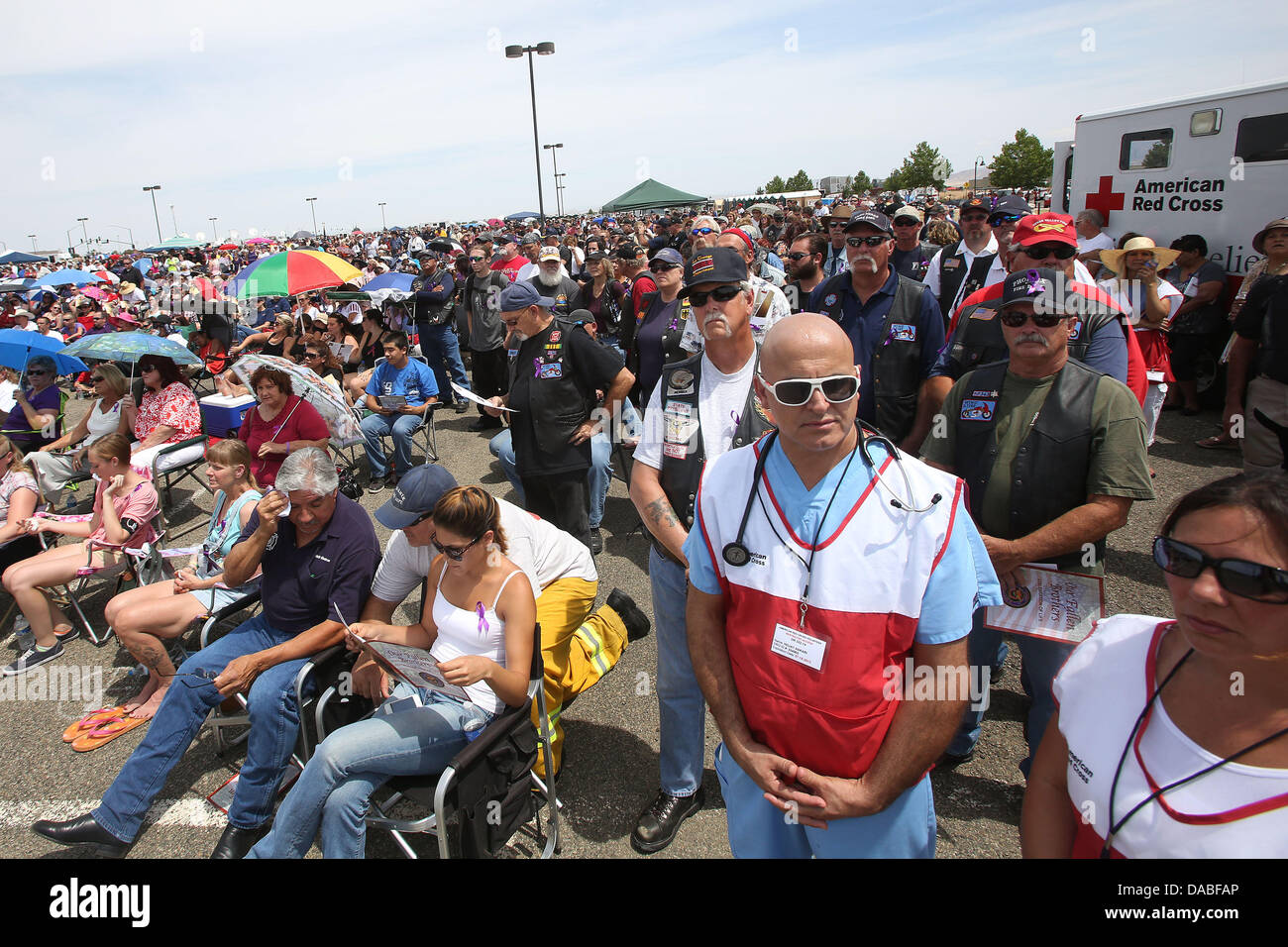 Prescott Valley, AZ, USA. 9. Juli 2013. Das Publikum hört zu einer Trauerfeier für gefallenen Feuerwehrleute außerhalb von Tims Toyota Center in Prescott, Arizona. Die 19 Granit Berg Hotshots in Yarnell Feuer getötet wurden als Gruppe Dienstag an einem Denkmal in Prescott Valley geehrt. Feuerwehrleute aus ganz Nordamerika trat Familienmitglieder und Community-Mitglieder, um die letzte Ehre zu erweisen. Bildnachweis: Krista Kennell/ZUMAPRESS.com/Alamy Live-Nachrichten Stockfoto