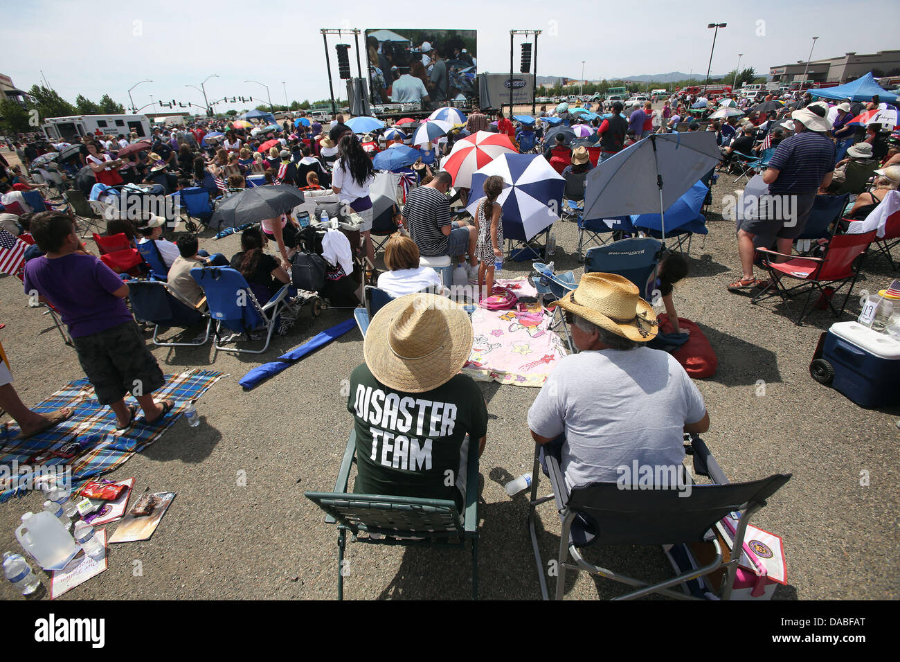 Prescott Valley, AZ, USA. 9. Juli 2013. Das Publikum hört zu einer Trauerfeier für gefallenen Feuerwehrleute außerhalb von Tims Toyota Center in Prescott, Arizona. Die 19 Granit Berg Hotshots in Yarnell Feuer getötet wurden als Gruppe Dienstag an einem Denkmal in Prescott Valley geehrt. Feuerwehrleute aus ganz Nordamerika trat Familienmitglieder und Community-Mitglieder, um die letzte Ehre zu erweisen. Bildnachweis: Krista Kennell/ZUMAPRESS.com/Alamy Live-Nachrichten Stockfoto