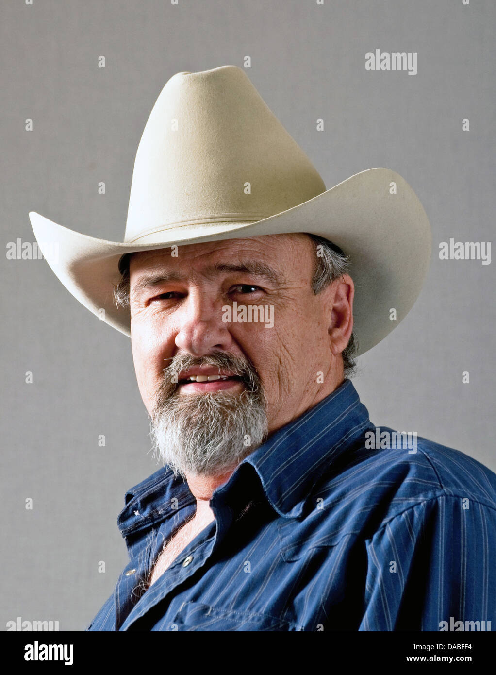 Alter Cowboy mit einem abwertenden Blick Stockfoto