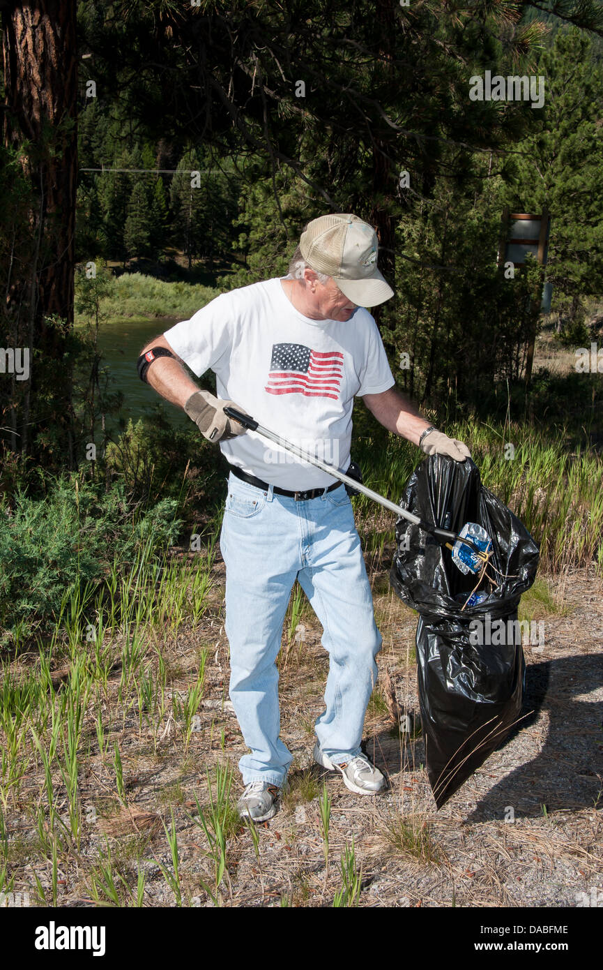 Garbage Bereinigung von einem freiwilligen entlang der Blackfoot River im westlichen Montana. Stockfoto