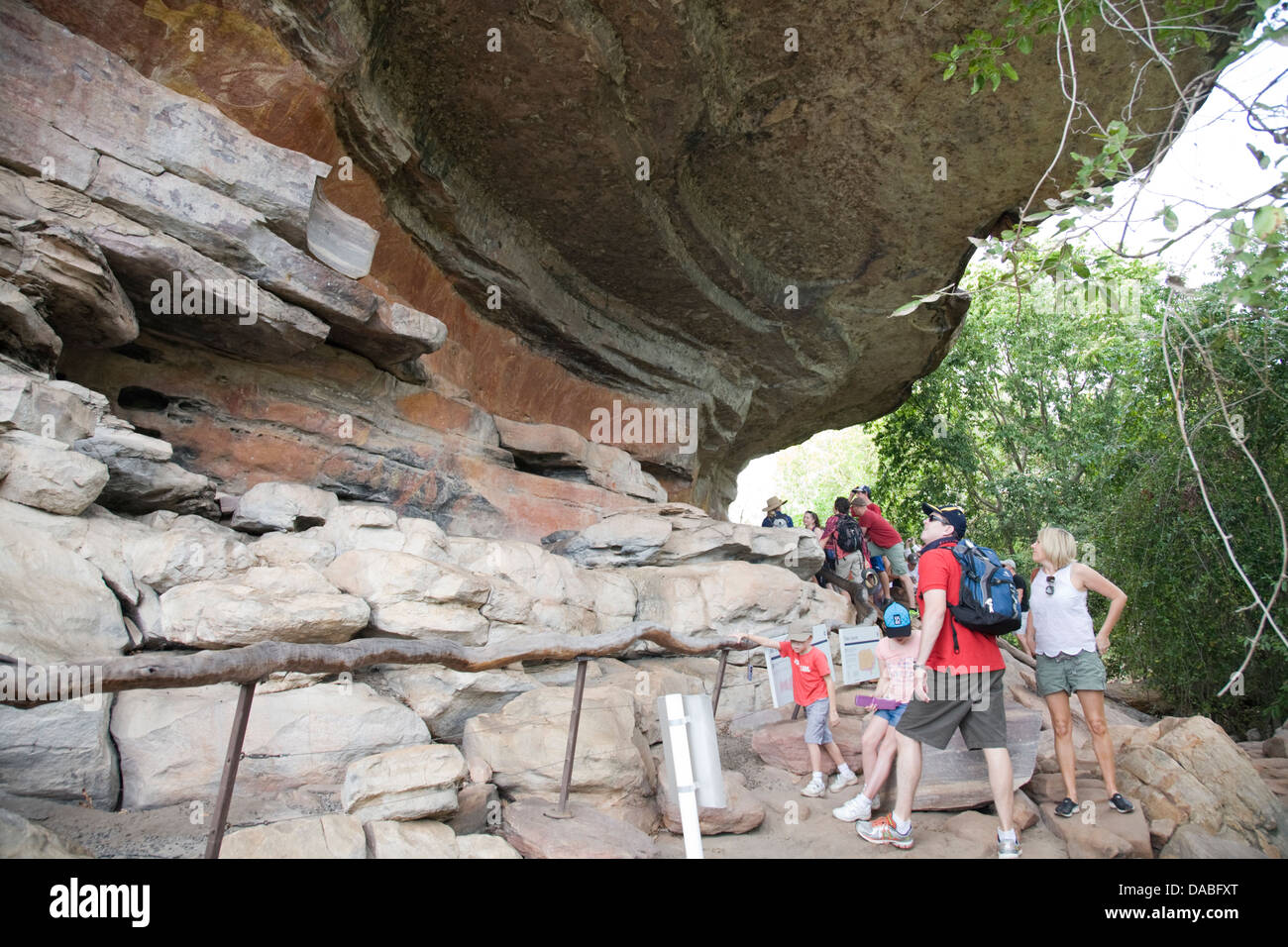 Touristen und Besucher der Kunststätte Ubirr sehen die Felsenkunst der Ubirr, den Kakadu-Nationalpark, das Northern Territory, Australien, das UNESCO-Weltkulturerbe Stockfoto