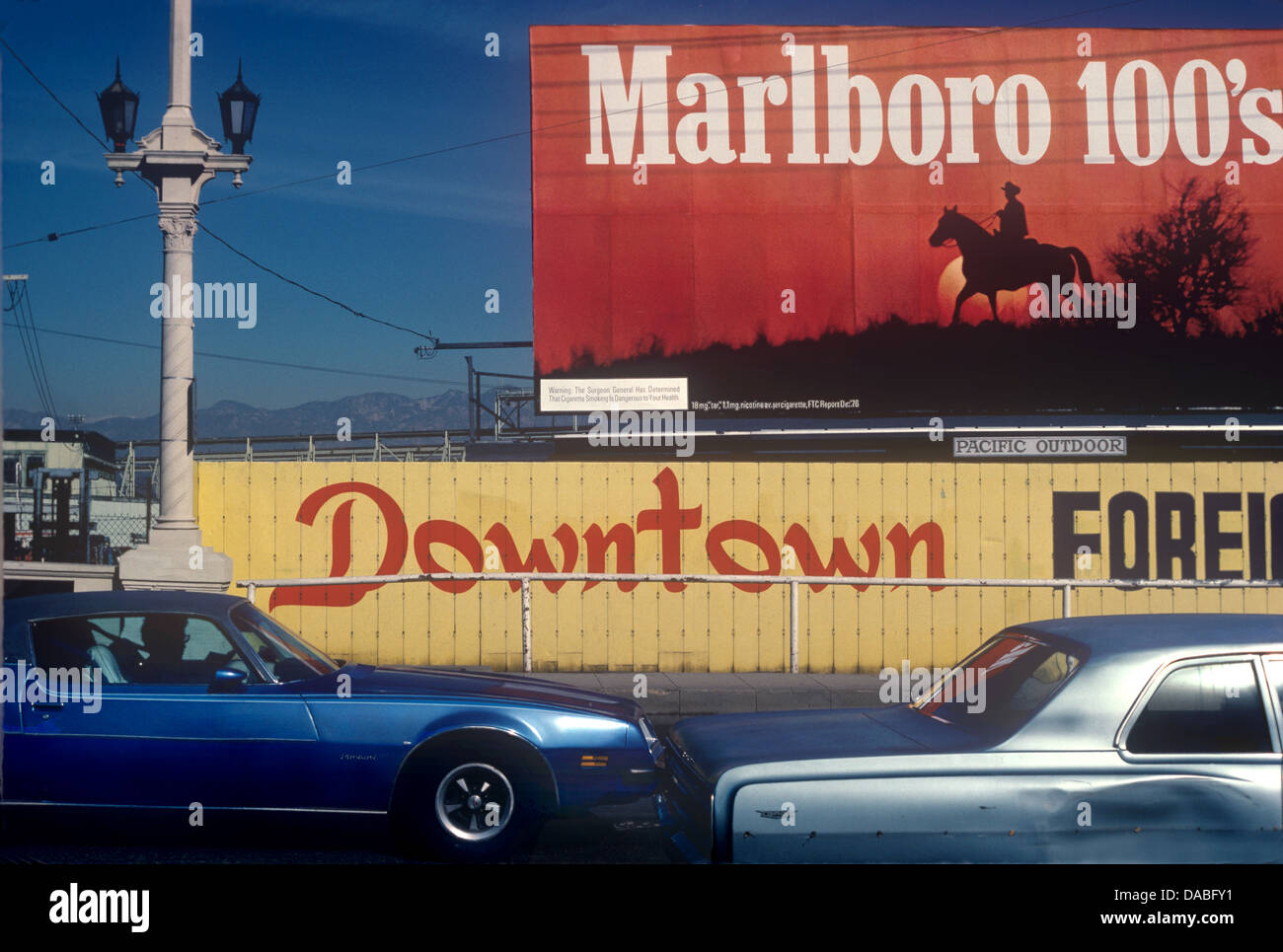 Marlboro Reklametafeln und Straße in der Nähe der Innenstadt von Los Angeles, CA Stockfoto