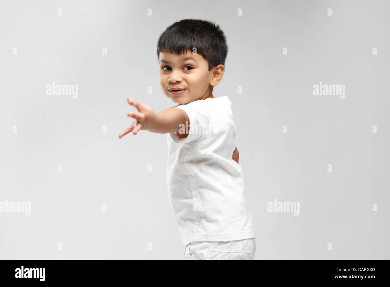 5 Jahre alten indischen Geißlein um etwas bitten. Stockfoto