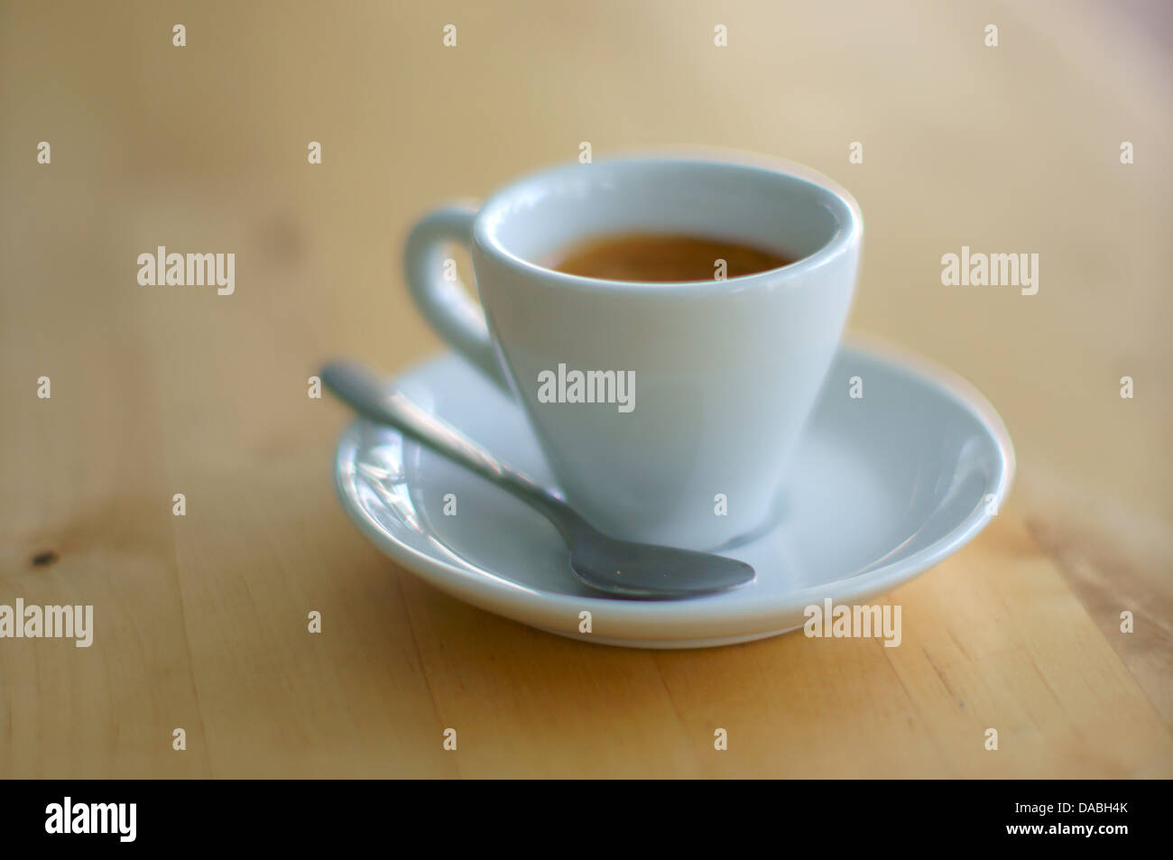 Die Tasse Espresso mit Tee-Löffel Stockfoto