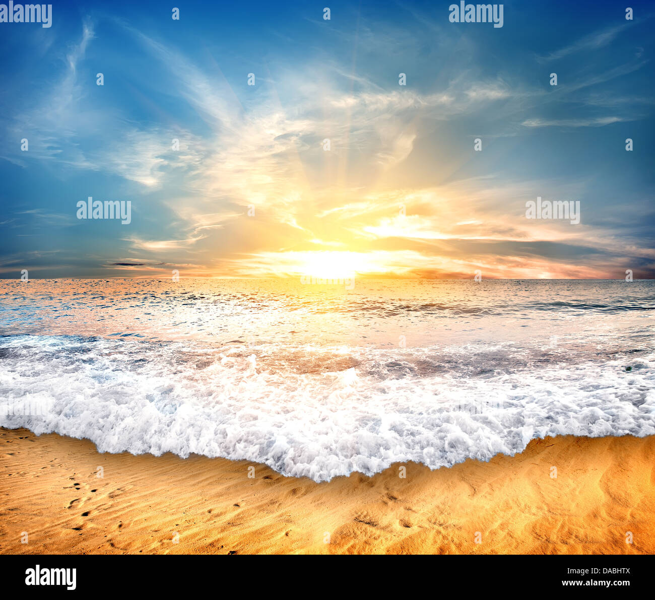 Tropischen gelben Sandstrand und blauer Himmel Stockfoto