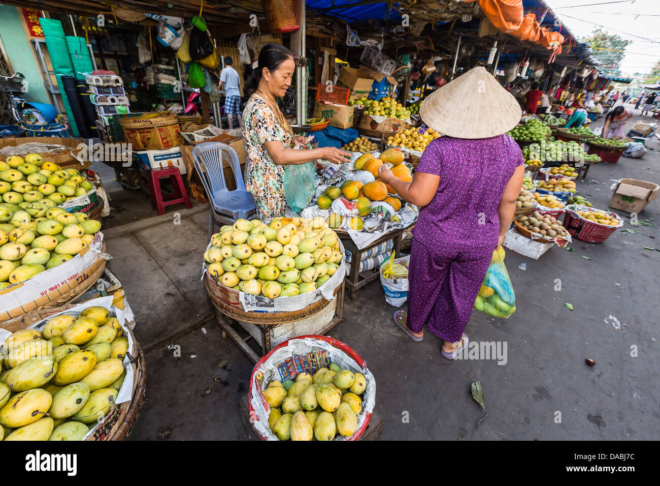 Frisches Obst und Gemüse zum Verkauf auf Markt in Chau Doc, Mekong-Fluss-Delta, Vietnam, Indochina, Südostasien, Asien Stockfoto