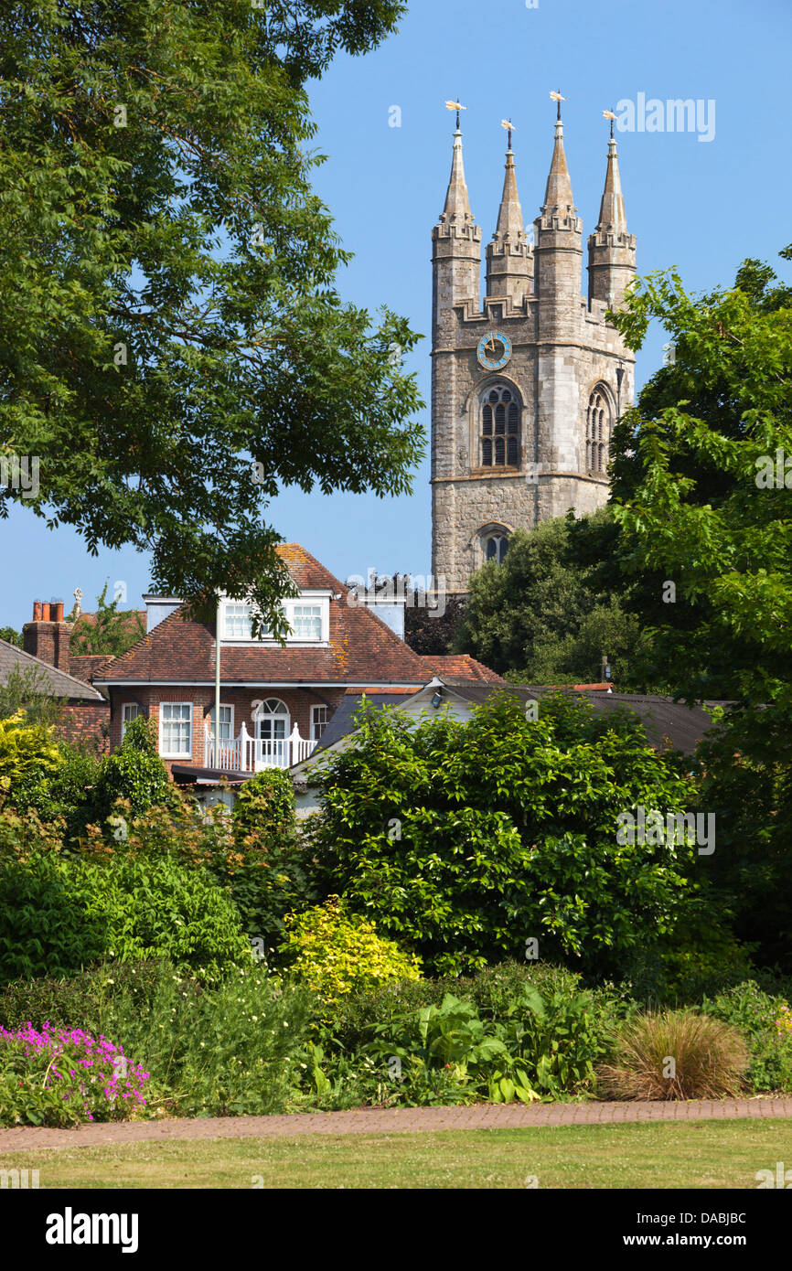 Ashford Pfarrkirche und den Memorial Gardens Stockfoto