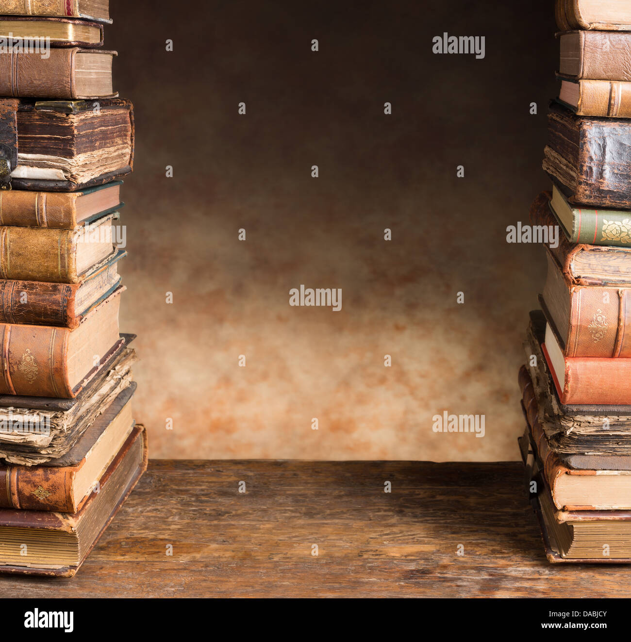 Grenze-Bild von zwei Stapel von antiquarische Bücher Stockfoto