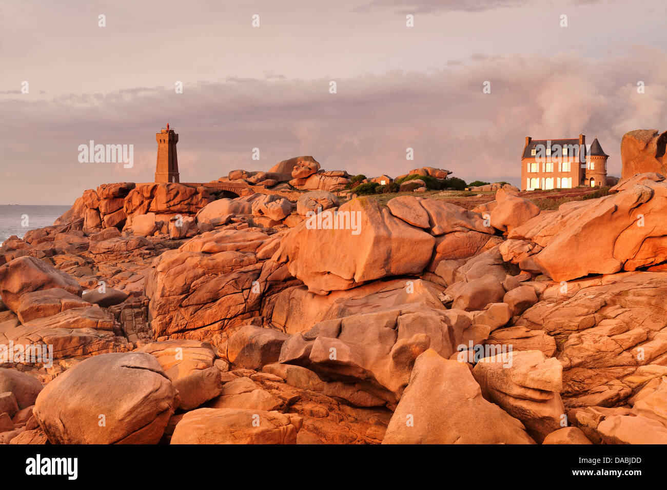 Leuchtturm Meen Ruz, Ploumanach, Cote de Granit Rose, Côtes d ' Armor, Bretagne, Frankreich Stockfoto