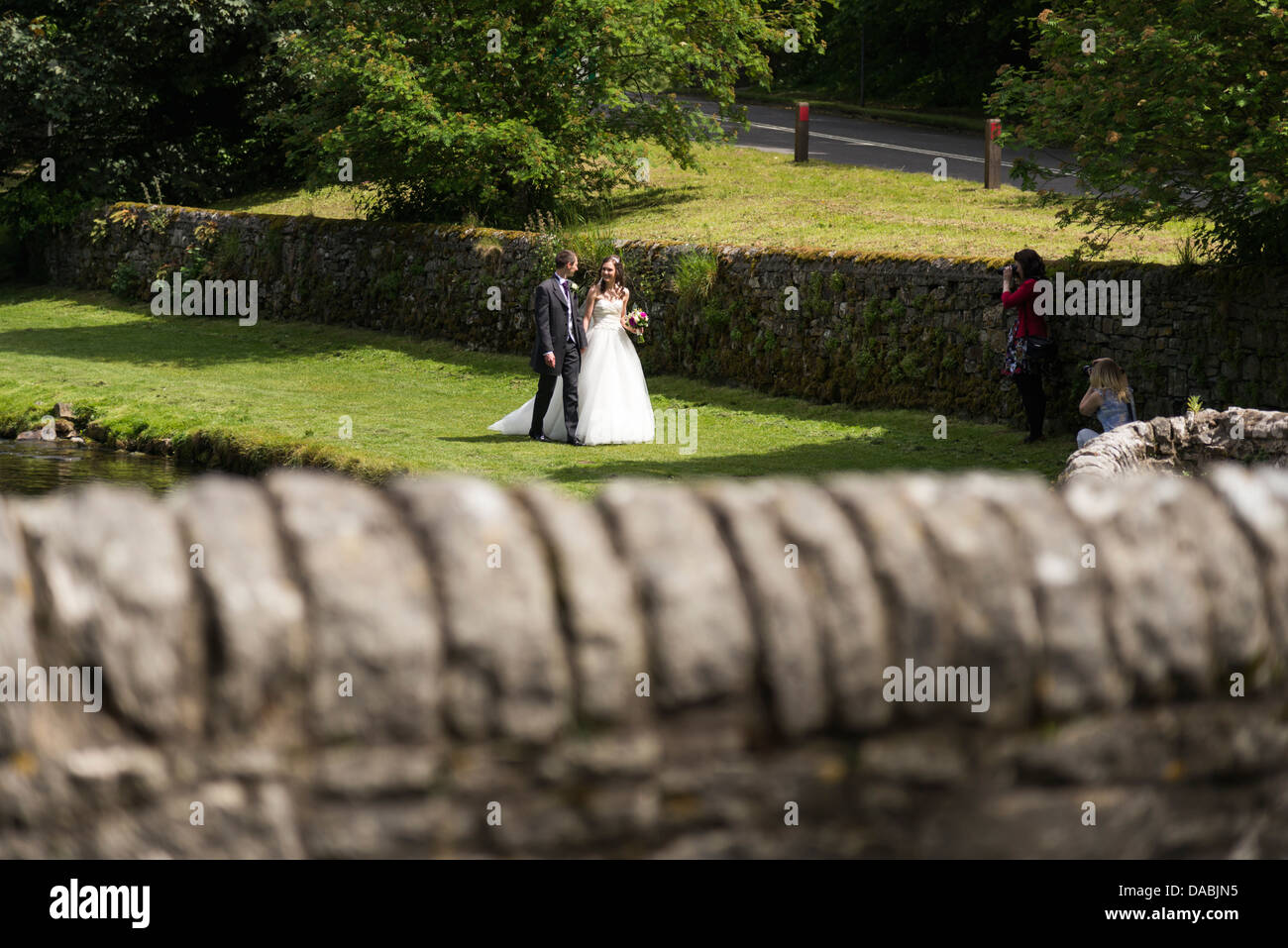 Braut und Bräutigam married in Derbyshire Dorf Ashford im Wasser Peak District England just Stockfoto