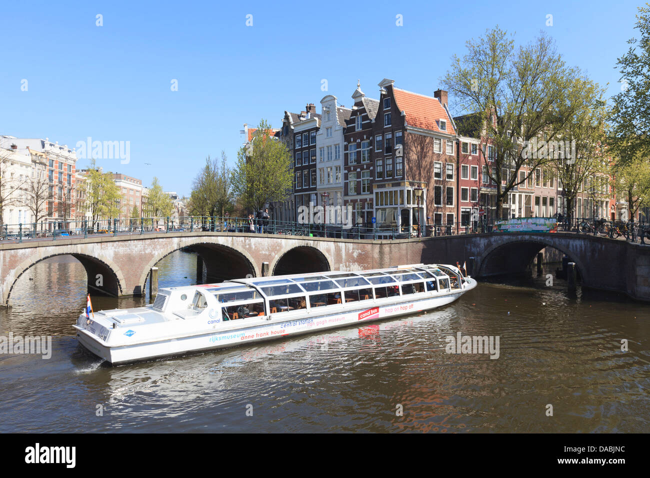 Touristenboot Keizersgracht Kanal, Amsterdam, Niederlande, Europa zu durchqueren Stockfoto