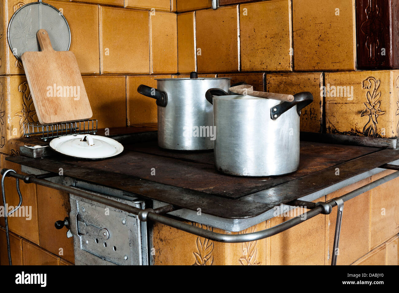 Vintage Küchenherd mit Aluminium Töpfe und andere Utensilien Stockfoto