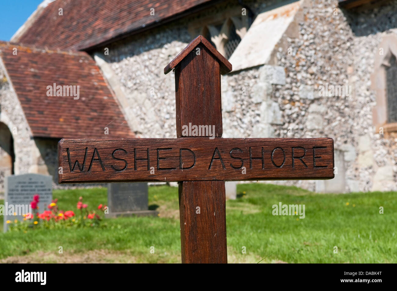 Unmarked Grab von jemandem gefunden an Land gespült.  Am St. Mary die Jungfrau Kirche Friston, East Dean, East Sussex, England Stockfoto
