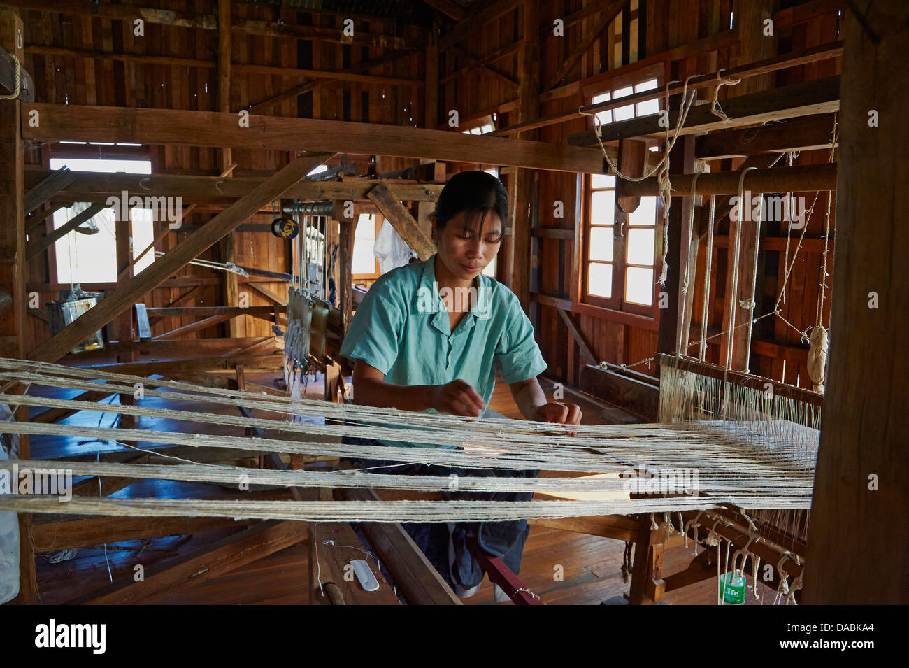 Burmesische Frau am Webstuhl, Nampan Dorf, Inle-See, Shan State in Myanmar (Burma), Asien Stockfoto