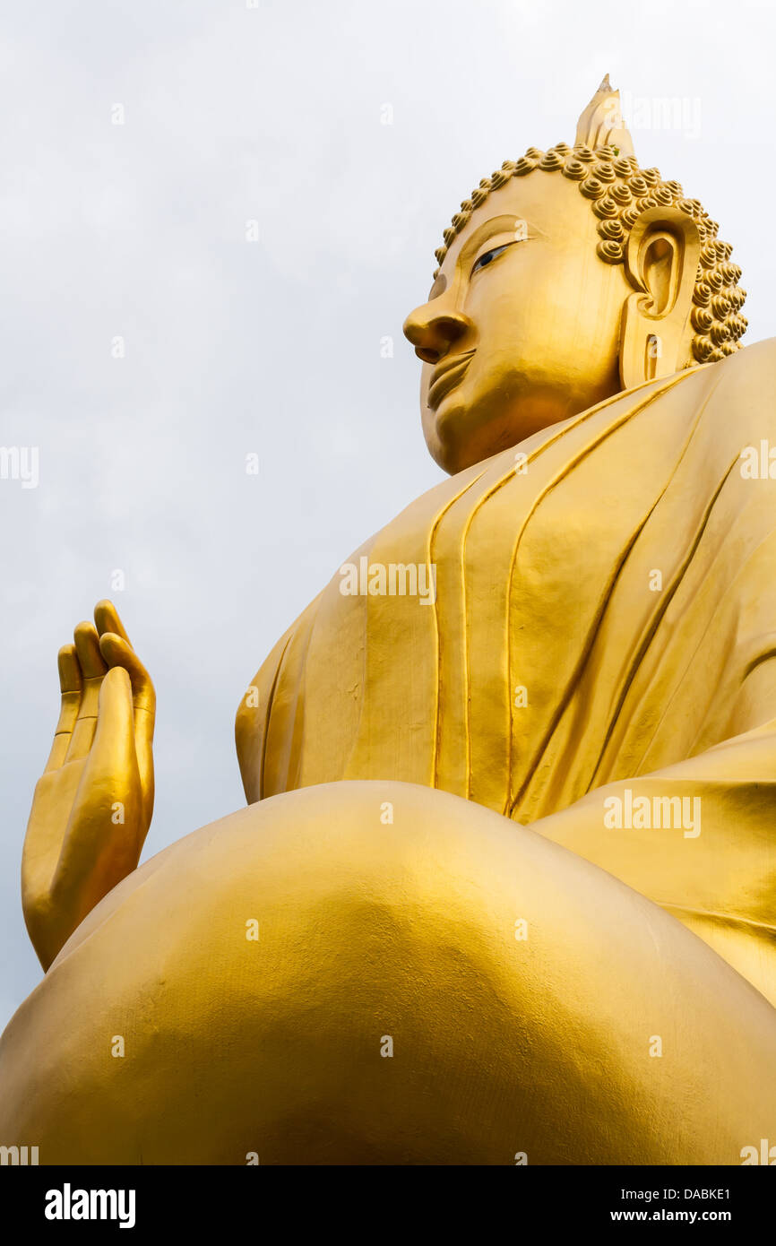 Große Buddha-Statue in Aktion sitzen mit gekreuzten Beinen einerseits Stockfoto