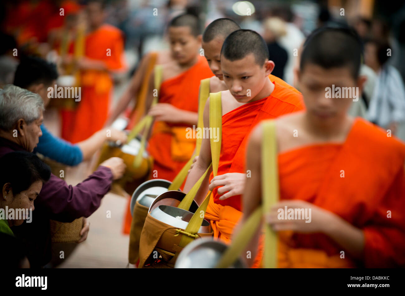 Buddhistische Mönche während Almosen Zeremonie (Tak Bat), Luang Prabang, Laos, Indochina, Südostasien, Asien Stockfoto