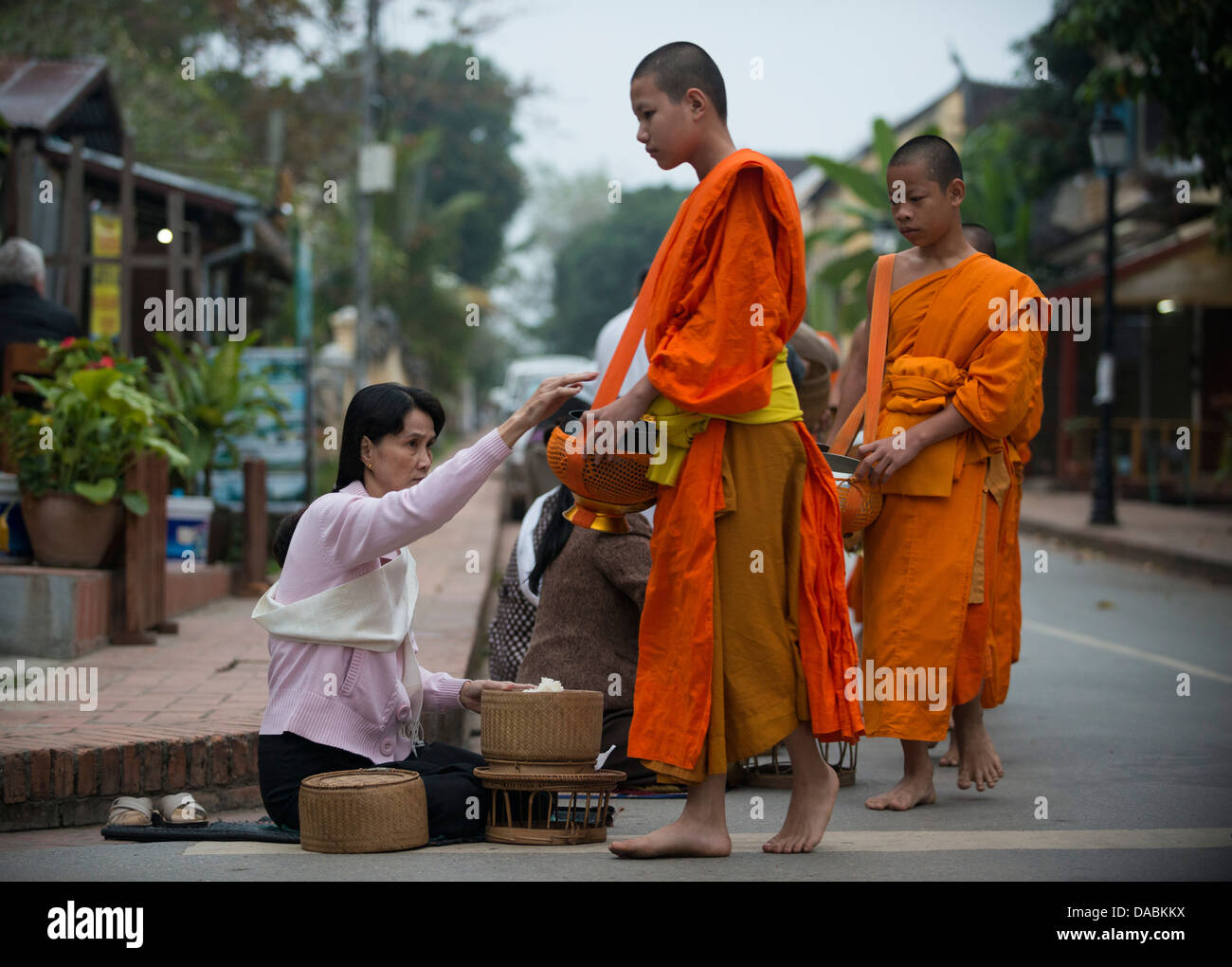 Buddhistische Mönche während Almosen Zeremonie (Tak Bat), Luang Prabang, Laos, Indochina, Südostasien, Asien Stockfoto