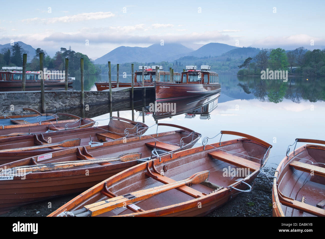 Boote am Rande des Derwent Water in den Lake District National Park, Cumbria, England, Vereinigtes Königreich, Europa Stockfoto