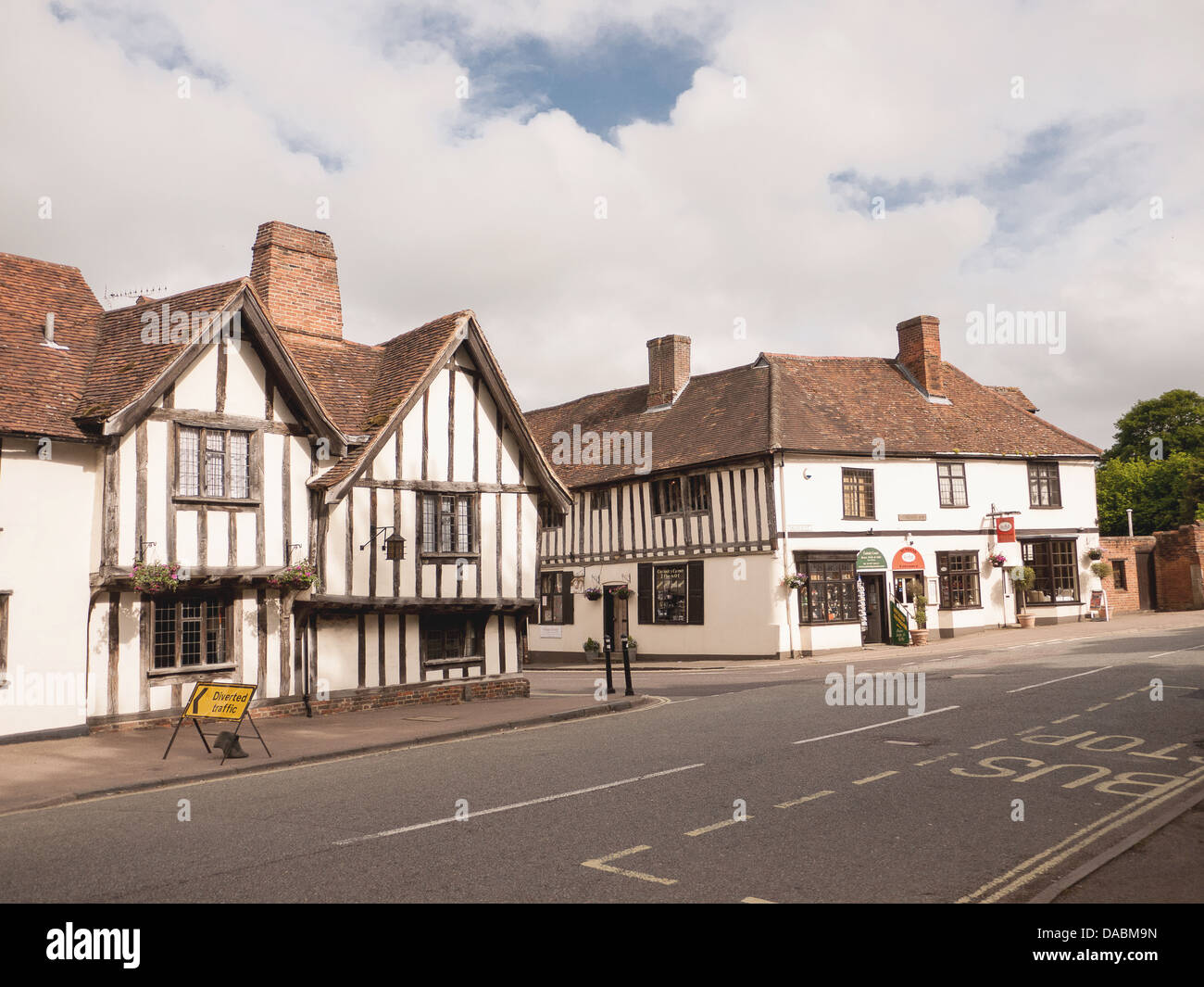 Fachwerk aus Holz Läden und Häuser in dem mittelalterlichen Dorf Lavenham, Suffolk, UK Stockfoto
