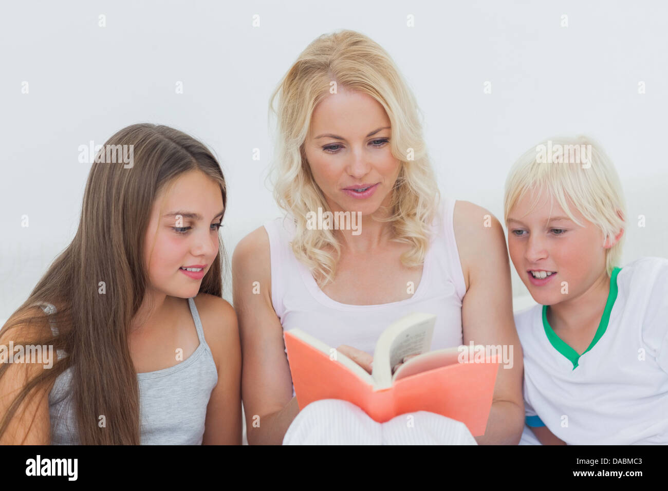 Mutter zu ihren Kindern eine Geschichte vorlesen Stockfoto