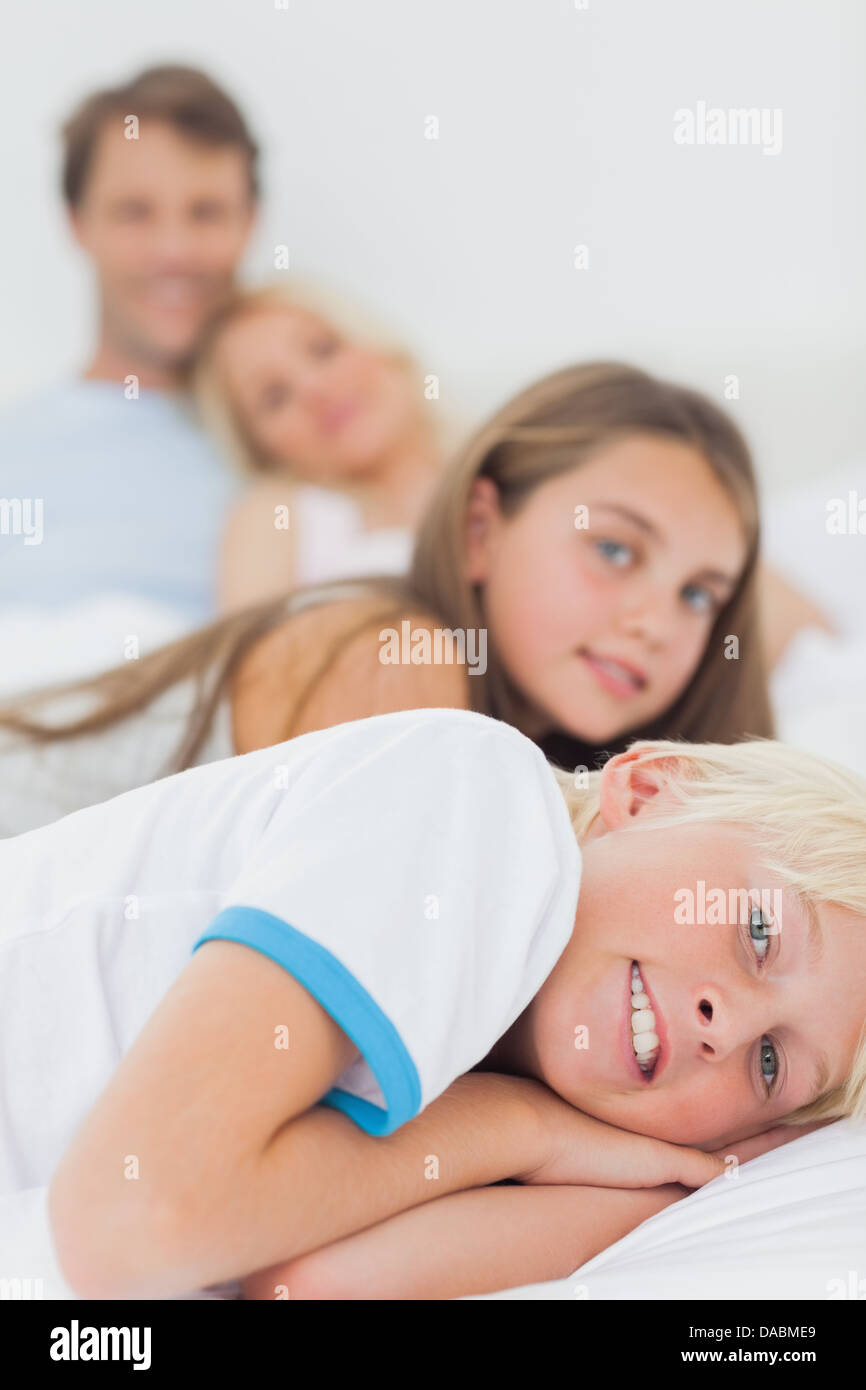 Kinder im Bett der Eltern ruhen Stockfoto
