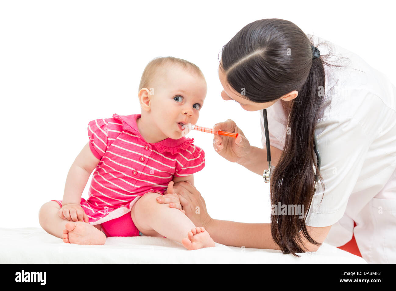 Arzt Kind Mädchen isoliert auf weiss Abhilfe einzuräumen Stockfoto