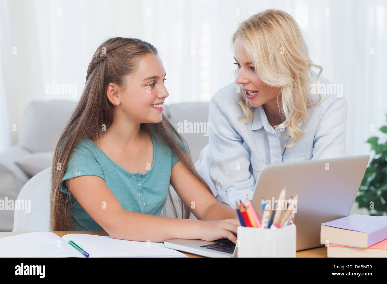 Mutter und Tochter mit Hilfe eines Computers Stockfoto