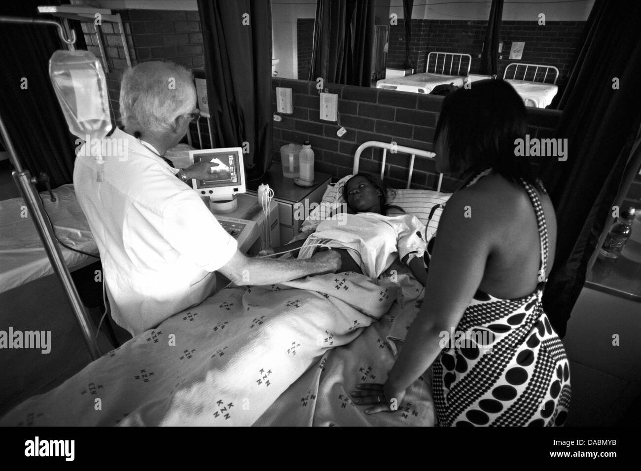 Dr. Jonathan Victor Larsen MBchB (UCT) F.R.C.O.G Patienten in Eshowe Krankenhaus während der letzten Woche als Teilnahme an einer Stockfoto