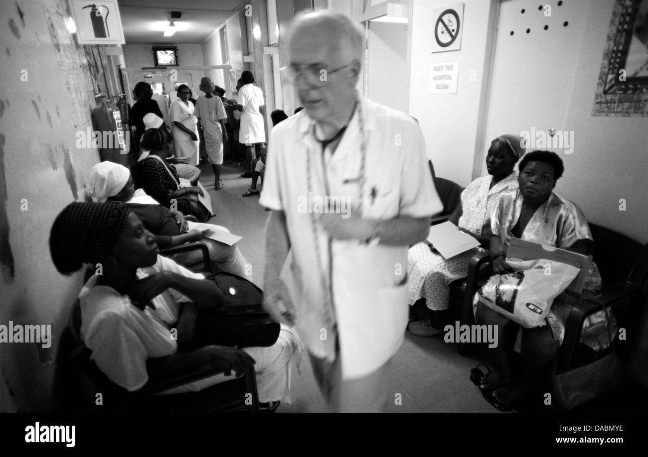 Dr. Jonathan Victor Larsen MBchB (UCT) F.R.C.O.G kümmert sich um Patienten in ambulanten Klinik Eshowe Krankenhaus während der letzten Woche Arbeit Stockfoto