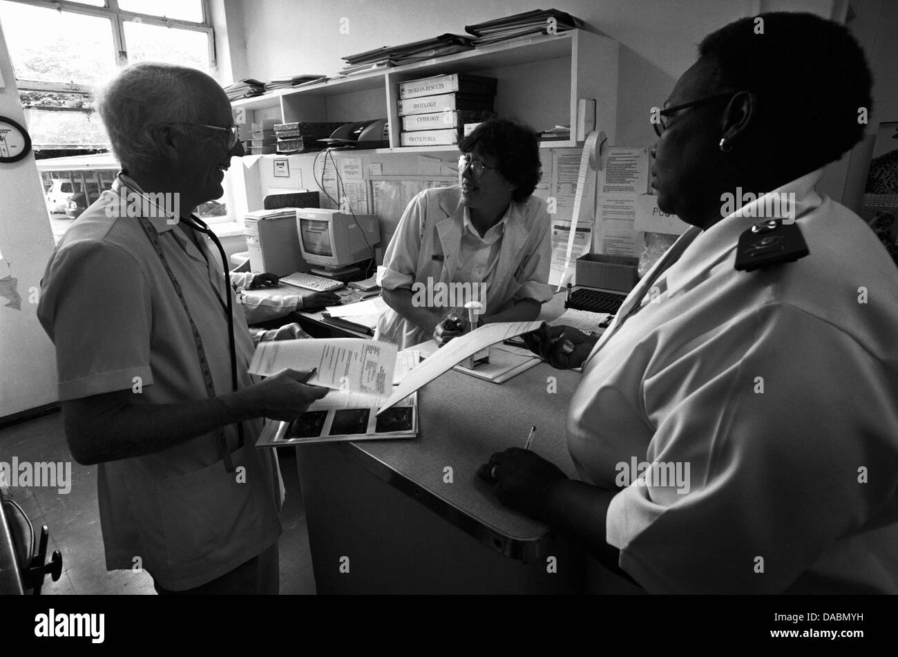 Dr. Jonathan Victor Larsen MBchB (UCT) F.R.C.O.G interagiert Apotheker in Eshowe Krankenhausapotheke während der letzten Woche als eine Stockfoto