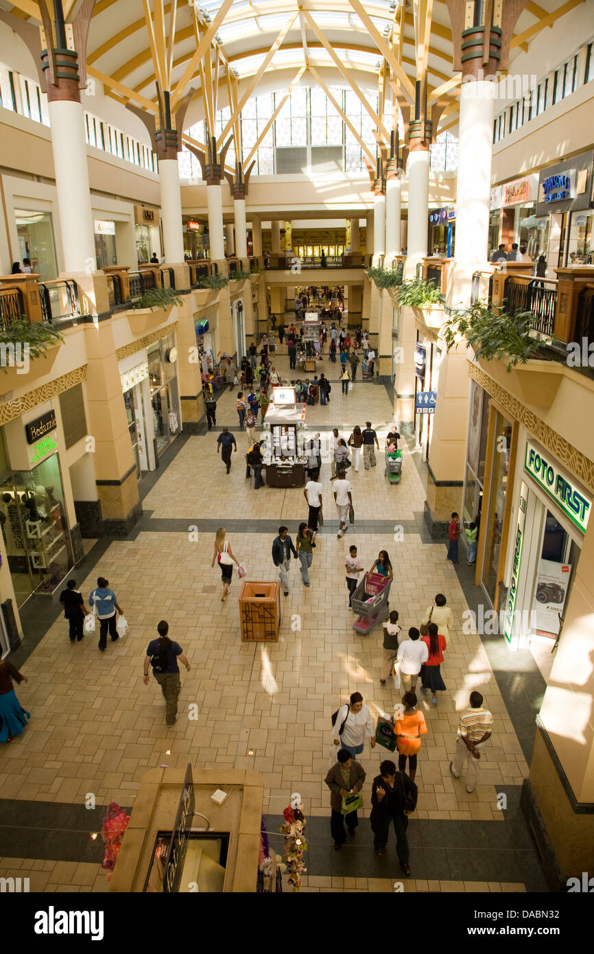 Gateway Theater Shopping ist am regionalen Einkaufszentren Durbans Zentrum ist eines größten in Südafrika hat viele junge Menschen Stockfoto