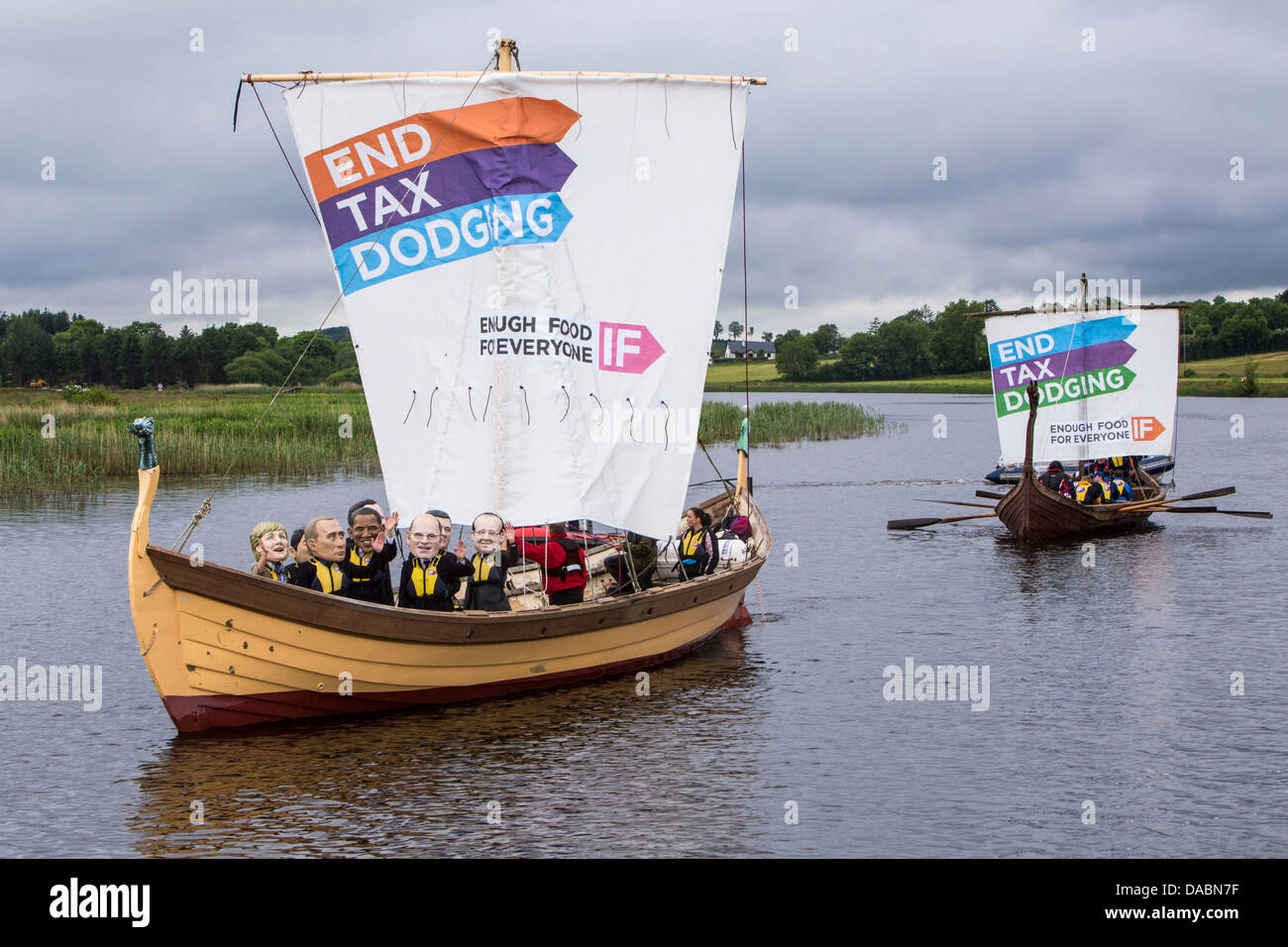 Wenn Kampagne, die Wikinger mit weltweit führenden Masken Schiffe auf dem G8-Gipfel zu Ende fordert Steuer ausweichen, damit Menschen in Zukunft ernähren können. Stockfoto