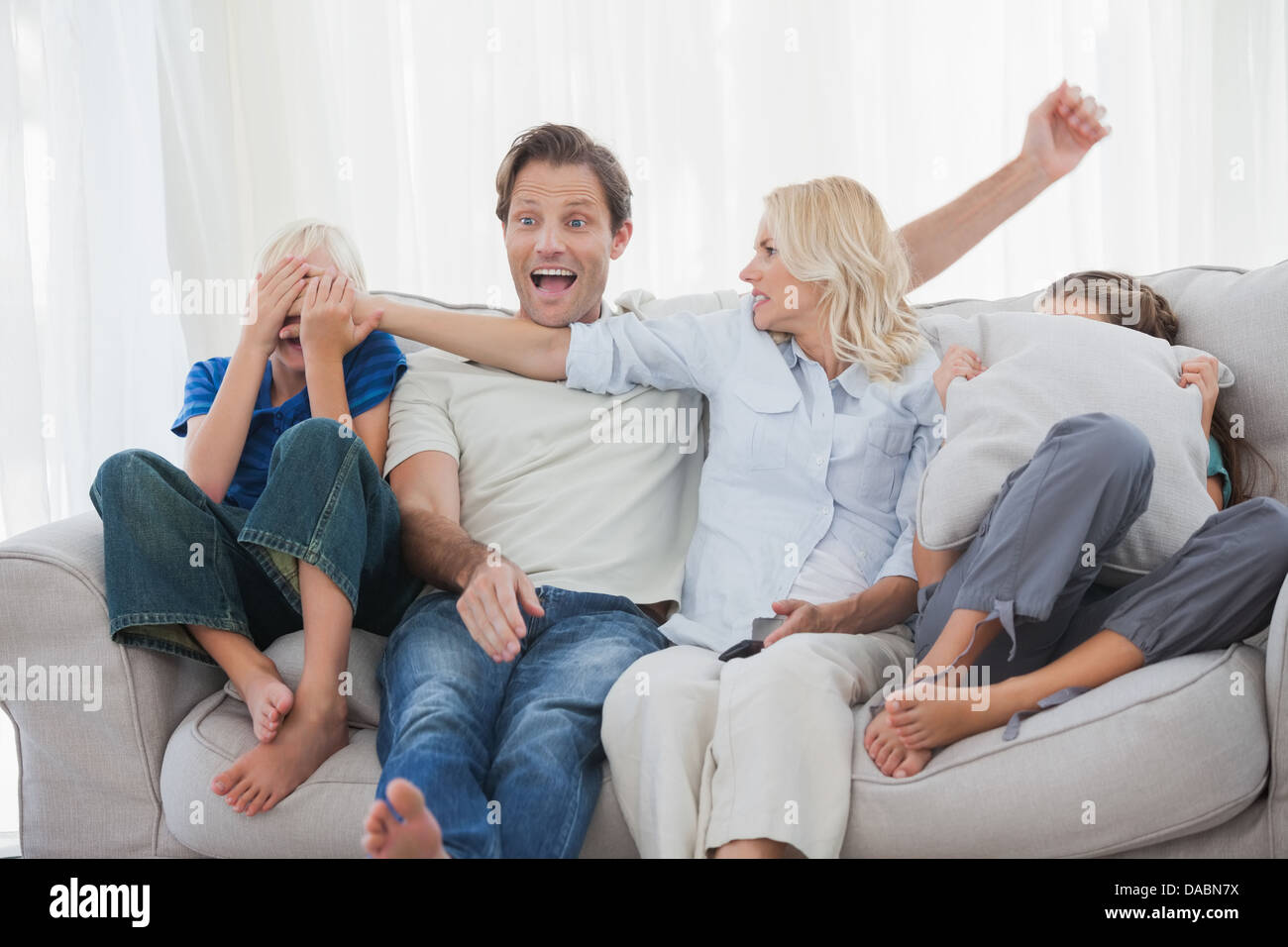 Mutter versteckt das Gesicht ihres Sohnes bei einem Horror-Film Stockfoto