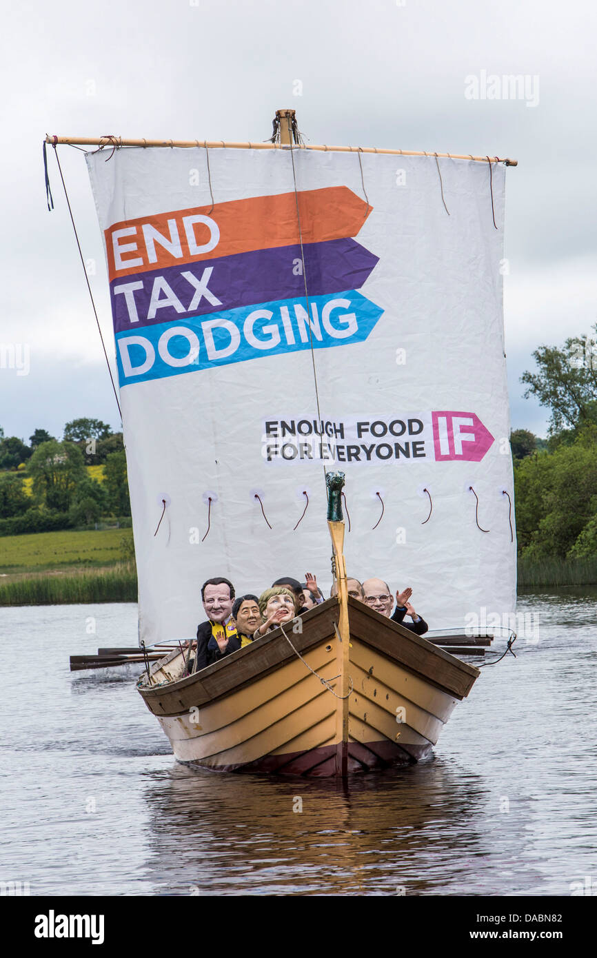 Wenn Kampagne, die Wikinger mit weltweit führenden Masken Schiffe auf dem G8-Gipfel zu Ende fordert Steuer ausweichen, damit Menschen in Zukunft ernähren können. Stockfoto