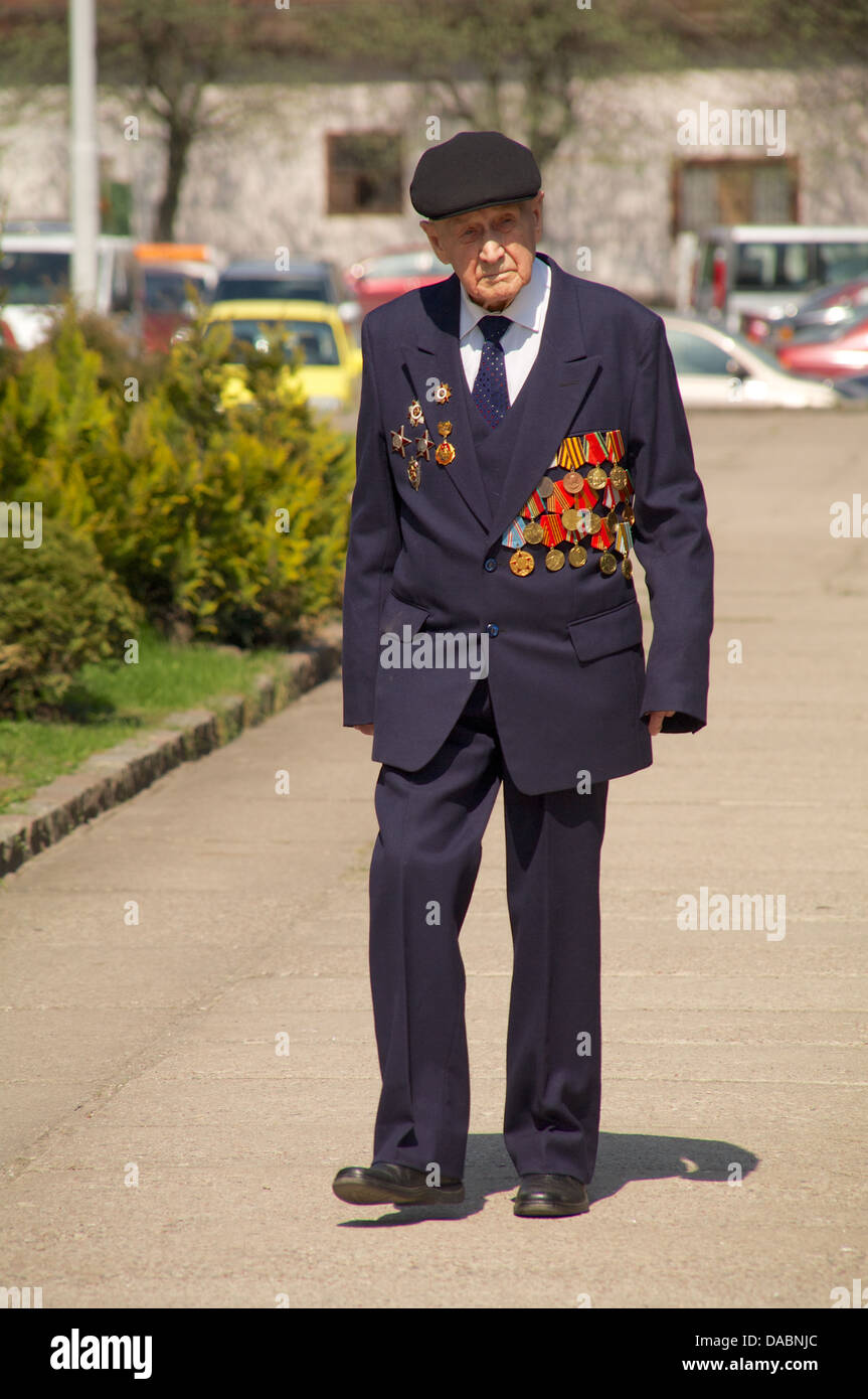 Veteran des zweiten Weltkriegs mit seiner Medaillen Stockfoto
