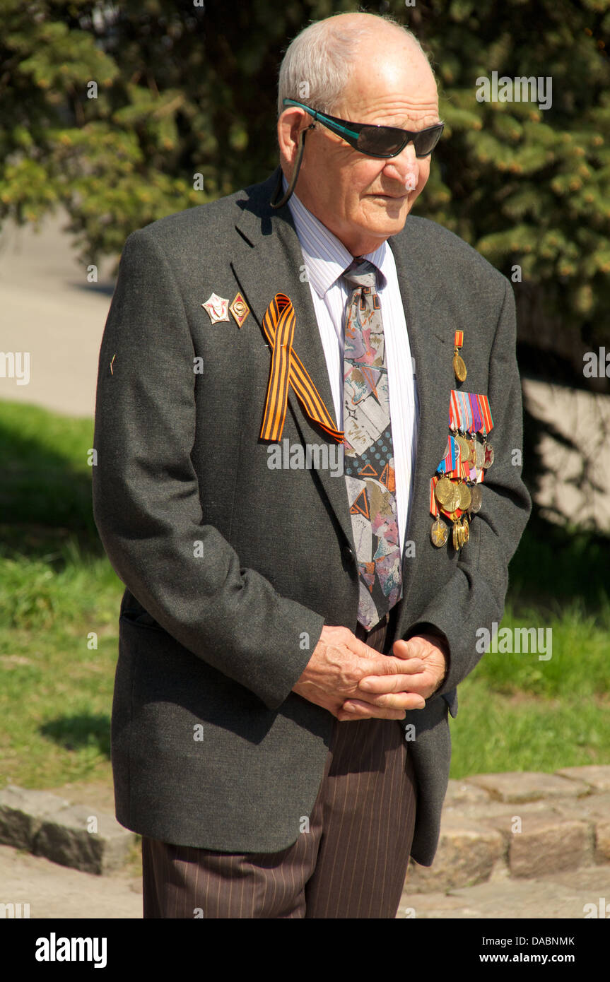 Veteran des zweiten Weltkriegs mit Medaillen bei street Stockfoto